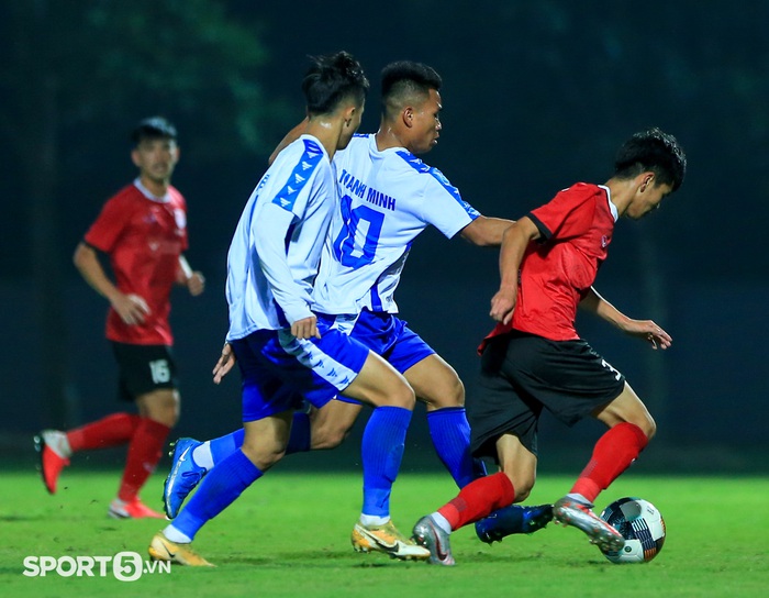 Tuyển thủ Việt Nam chơi mờ nhạt ở trận ra quân vòng loại U21 quốc gia 2021 - Ảnh 3.