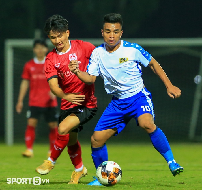 Tuyển thủ Việt Nam chơi mờ nhạt ở trận ra quân vòng loại U21 quốc gia 2021 - Ảnh 1.