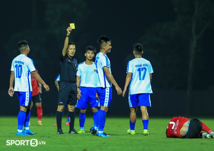 Cầu thủ U21 PVF Hưng Yên đánh nguội trả đũa ở vòng loại U21 quốc gia 2021 - Ảnh 1.