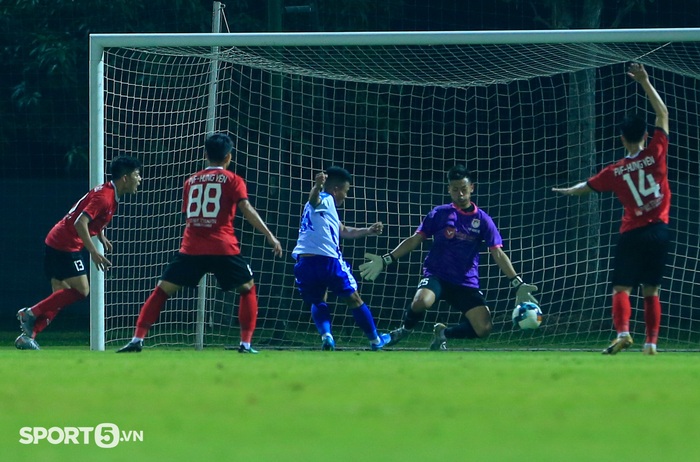 Tuyển thủ Việt Nam chơi mờ nhạt ở trận ra quân vòng loại U21 quốc gia 2021 - Ảnh 4.