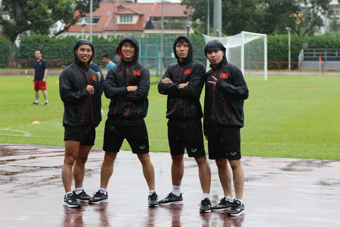 AFF Cup 2020: ĐT Việt Nam tập buổi đầu tiên tại Singapore dưới cơn mưa rào  - Ảnh 3.