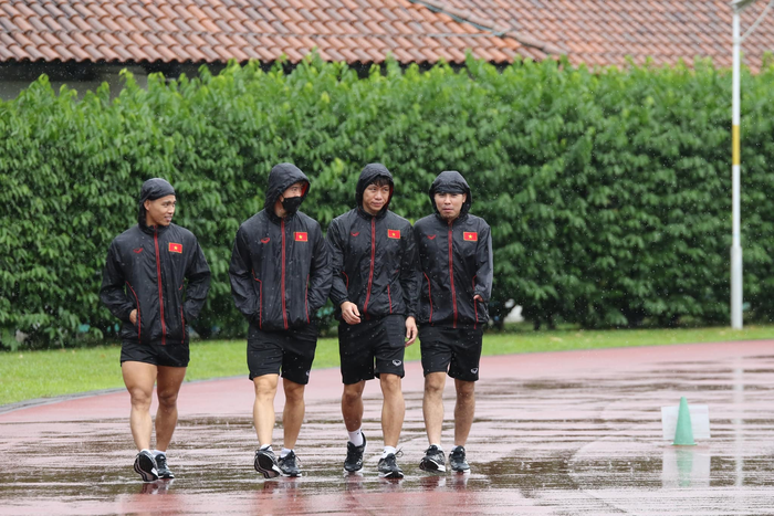 AFF Cup 2020: ĐT Việt Nam tập buổi đầu tiên tại Singapore dưới cơn mưa rào  - Ảnh 2.