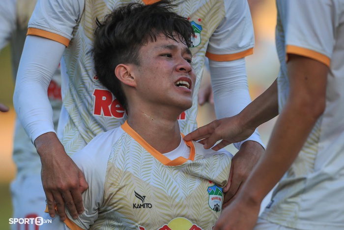 Minh Bình bật khóc tưởng nhớ đến mẹ sau khi ghi bàn cho U21 HAGL tại giải U21 quốc gia - Ảnh 2.
