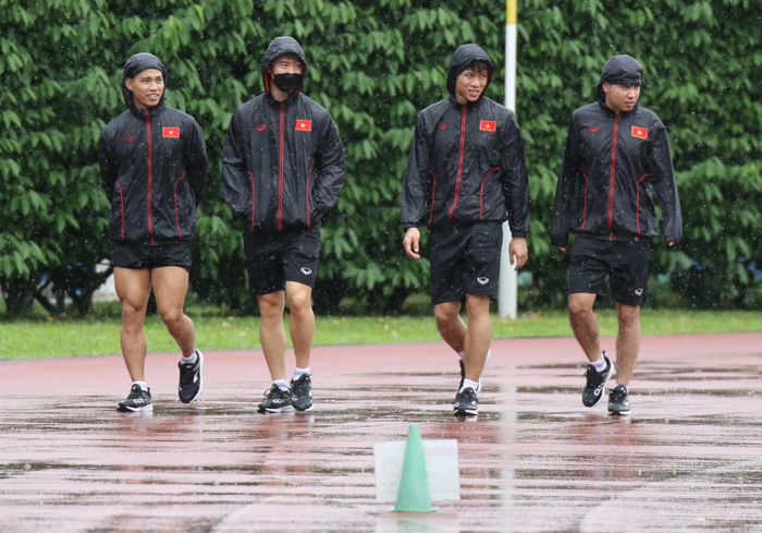 AFF Cup 2020: ĐT Việt Nam tập buổi đầu tiên tại Singapore dưới cơn mưa rào  - Ảnh 1.