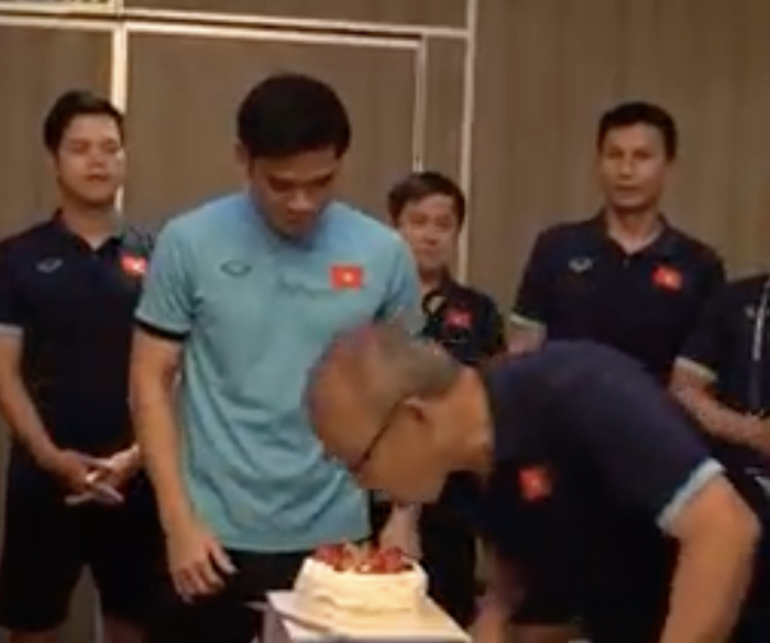 Nguyên Mạnh bị úp bánh sinh nhật, hoá ra &quot;trùm cuối&quot; là là HLV thủ môn của tuyển Việt Nam - Ảnh 1.
