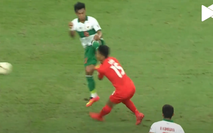 Cầu thủ Indonesia từng “chặt chém” Tuấn Anh lại tung cước như võ sĩ trong trận bán kết AFF Cup gặp Singapore - Ảnh 1.