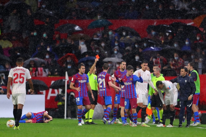 Barca bị Sevilla cầm hoà dù được thi đấu hơn người - Ảnh 4.