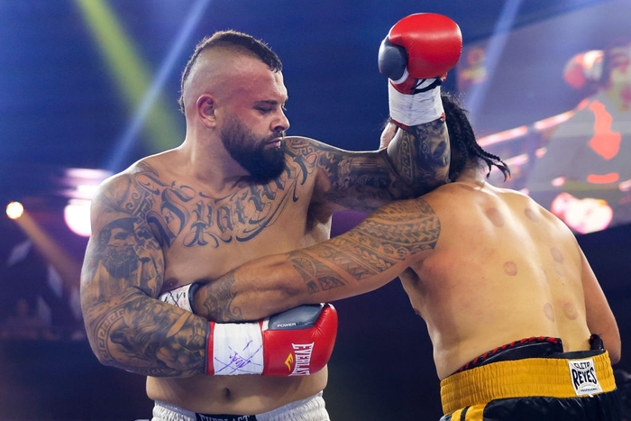Dùng kỹ năng MMA trên sàn boxing, người khỏe nhất nước Úc lập tức bị xử thua - Ảnh 2.