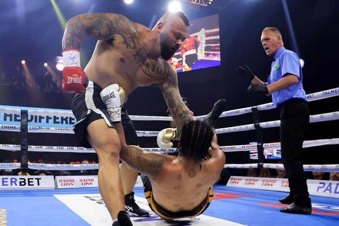 Dùng kỹ năng MMA trên sàn boxing, người khỏe nhất nước Úc lập tức bị xử thua - Ảnh 3.