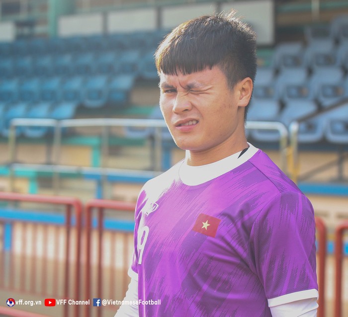 Quang Hải nháy mắt trước ống kính, tuyển Việt Nam tập bài mới đấu Thái Lan - Ảnh 2.