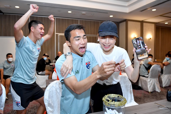 Trưởng đoàn tuyển Thái Lan tổ chức bốc thăm trúng thưởng đồ hiệu để khích lệ cầu thủ trước trận bán kết AFF Cup 2020 với tuyển Việt Nam - Ảnh 3.