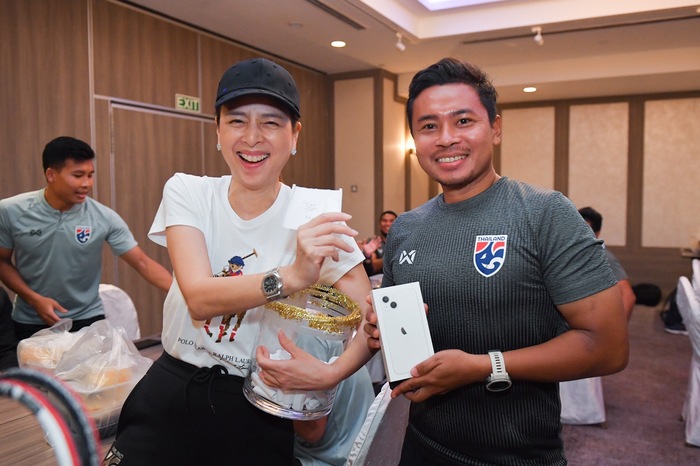 Trưởng đoàn tuyển Thái Lan tổ chức bốc thăm trúng thưởng đồ hiệu để khích lệ cầu thủ trước trận bán kết AFF Cup 2020 với tuyển Việt Nam - Ảnh 6.