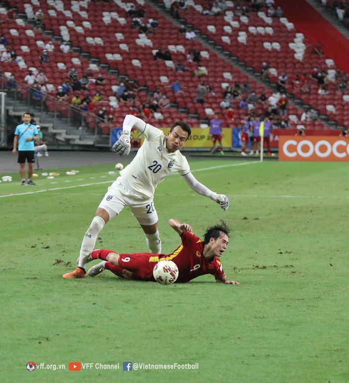 Tổng hợp các tình huống tuyển Việt Nam bị xử ép trong trận bán kết AFF Cup 2020 với tuyển Thái Lan - Ảnh 2.