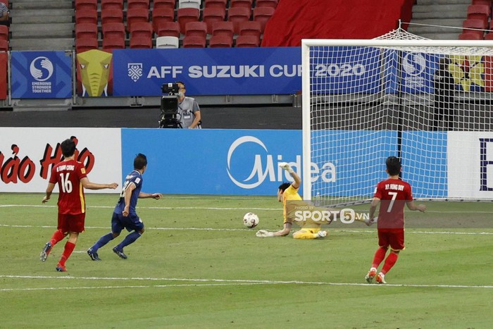 Quang Hải bị cột, xà từ chối 2 siêu phẩm, tuyển Việt Nam nhận thất bại đáng tiếc 0-2 trước Thái Lan - Ảnh 7.