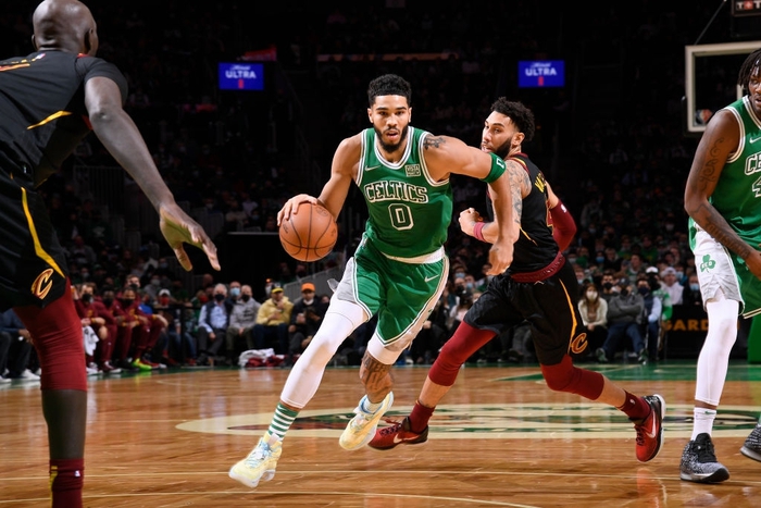 Boston Celtics thắng thuyết phục Cleveland Cavaliers trong ngày trở về của Joe Johnson - Ảnh 2.