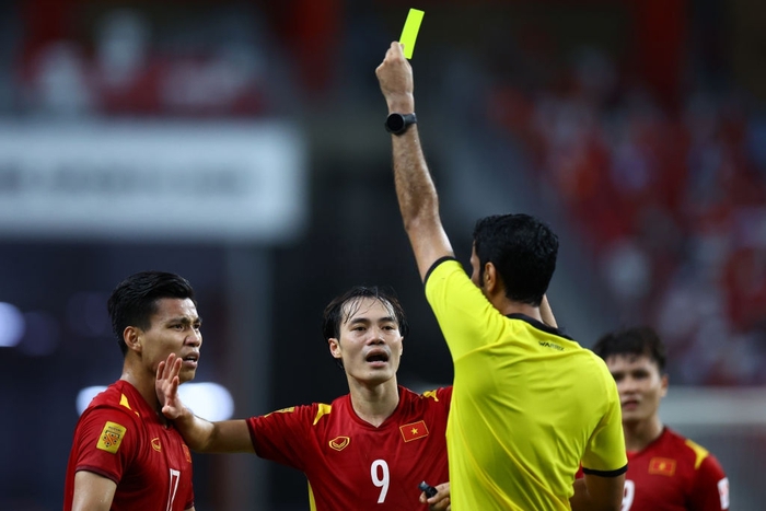 Fan Thái Lan thừa nhận thủ môn Chatchai phải ăn thẻ đỏ sau pha bỏ khung thành phạm lỗi với Văn Toàn - Ảnh 2.