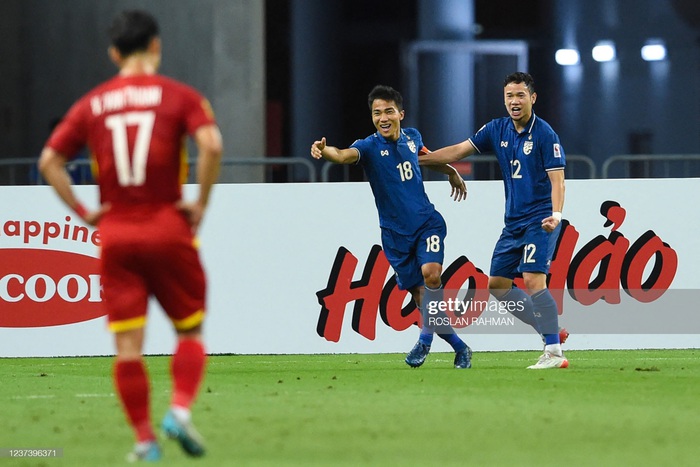 Chùm ảnh: Những pha tranh chấp nảy lửa trận Việt Nam vs Thái Lan tại AFF Cup 2020 - Ảnh 7.