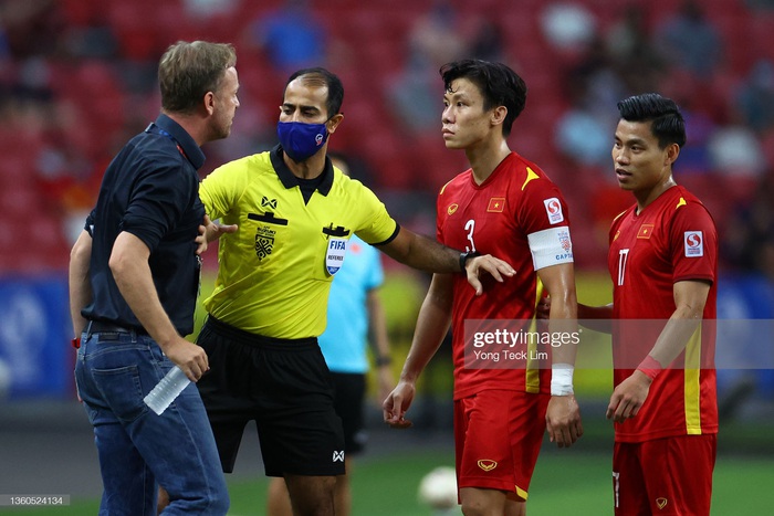 Tổng hợp các tình huống tuyển Việt Nam bị xử ép trong trận bán kết AFF Cup 2020 với tuyển Thái Lan - Ảnh 1.