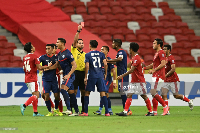 Trọng tài tiếp tục trở thành tâm điểm tranh cãi trong trận bán kết AFF Cup giữa Indonesia và Singapore  - Ảnh 3.