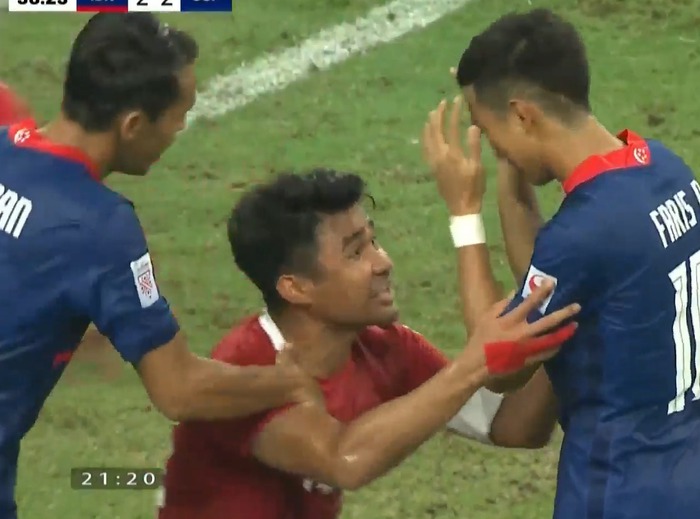 Cầu thủ Indonesia có hành vi phản cảm sau khi đội bạn đá hỏng phạt đền - Ảnh 1.