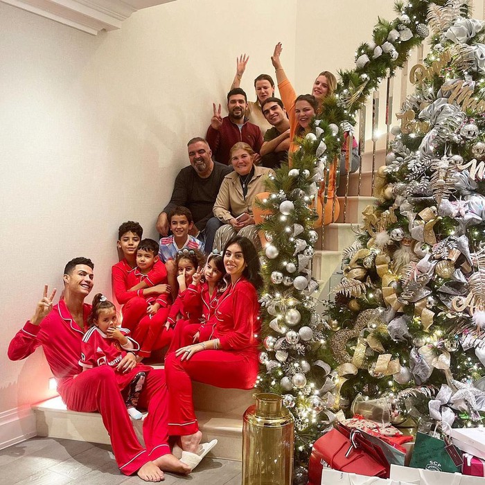 Sao bóng đá rộn ràng đón Giáng sinh: Đại gia đình Ronaldo thực sự chiếm spotlight - Ảnh 1.
