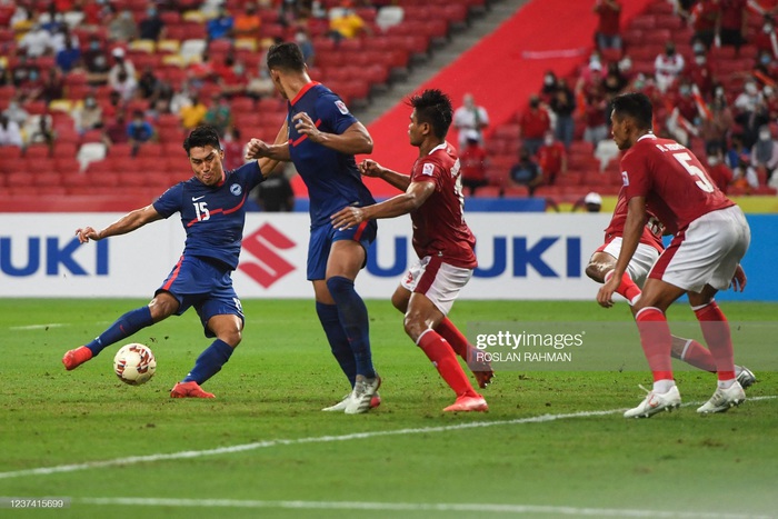 Drama điên rồ ở bán kết AFF Cup: Singapore bị &quot;mưa&quot; thẻ đỏ vẫn suýt hạ Indonesia nhờ quả phạt đền phút 90 - Ảnh 10.