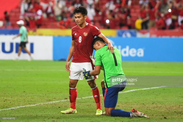 Cầu thủ Singapore gục đầu, bật khóc sau trận đấu quả cảm 8 đấu 11 cầu thủ Indonesia - Ảnh 2.