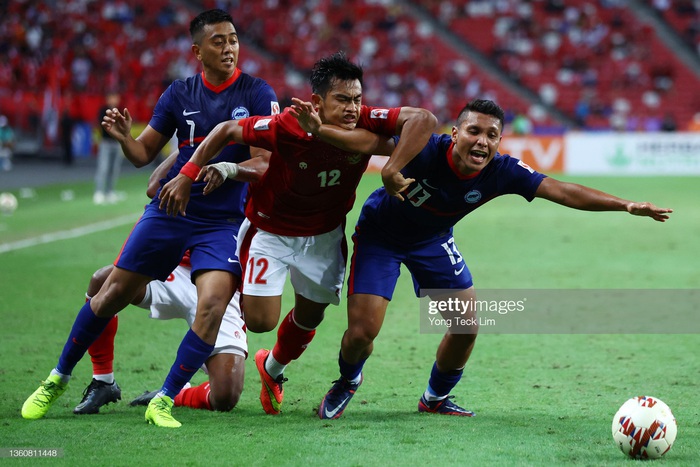 Drama điên rồ ở bán kết AFF Cup: Singapore bị &quot;mưa&quot; thẻ đỏ vẫn suýt hạ Indonesia nhờ quả phạt đền phút 90 - Ảnh 9.