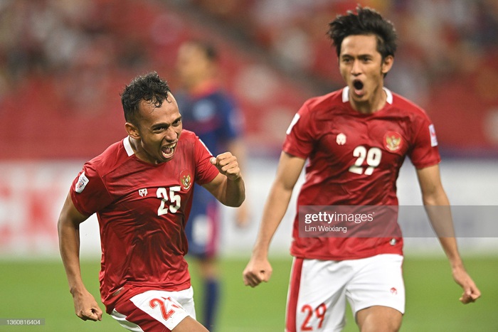 Drama điên rồ ở bán kết AFF Cup: Singapore bị &quot;mưa&quot; thẻ đỏ vẫn suýt hạ Indonesia nhờ quả phạt đền phút 90 - Ảnh 2.