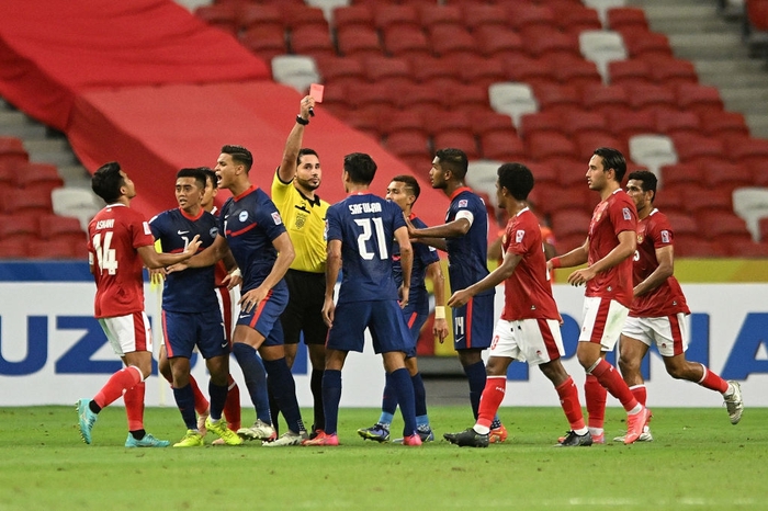 CĐV Singapore tố trọng tài xử ép khiến đội chủ nhà bị loại khỏi AFF Cup - Ảnh 1.
