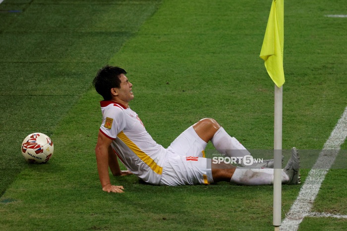 Đức Chinh chấn thương sau một hiệp đấu đầy nỗ lực trong trận quyết đấu của ĐT Việt Nam trước ĐT Thái Lan - Ảnh 1.