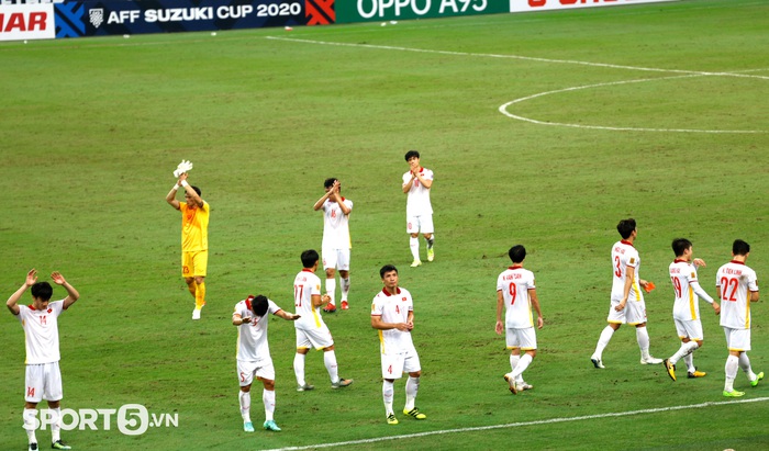 Cháy hết mình nhưng không thể lật ngược nghịch cảnh, tuyển Việt Nam dừng bước ở bán kết AFF Cup - Ảnh 2.