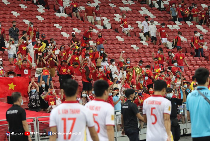 Hình ảnh đáng yêu ở Singapore: CĐV Việt Nam không ngừng hò reo động viên cầu thủ sau thất bại trước ĐT Thái Lan - Ảnh 1.