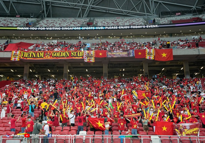 Hình ảnh đáng yêu ở Singapore: CĐV Việt Nam không ngừng hò reo động viên cầu thủ sau thất bại trước ĐT Thái Lan - Ảnh 2.