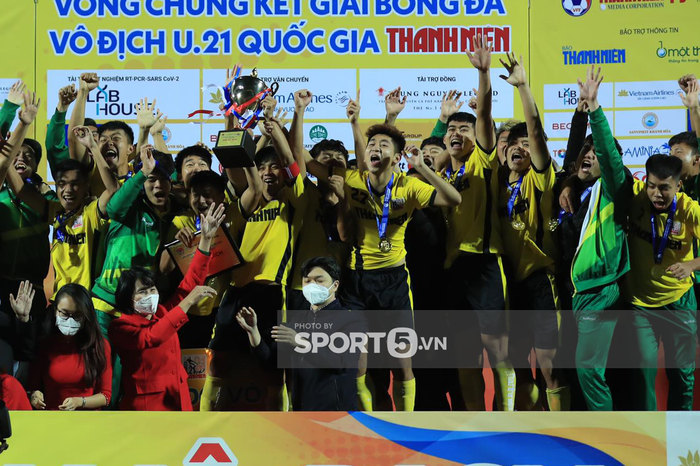 U21 Nutifood tung đòn &quot;chí mạng&quot; phút cuối, hạ gục U21 Hà Nội để giành ngôi vô địch U21 Quốc gia  2021 - Ảnh 2.