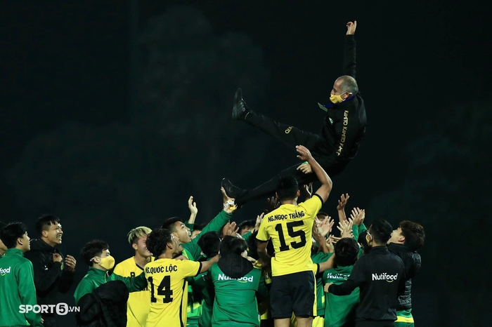 HLV Kiatisuk gửi lời chúc đến bầu Hải và U21 Nutifood giành thành tích cao ở giải U21 Quốc gia 2021 - Ảnh 3.