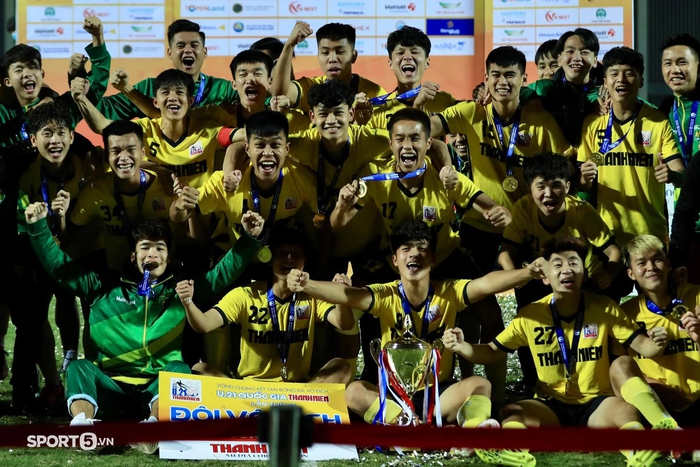 Thi đấu kiên cường, Học viện Nutifood JMG vỡ oà ăn mừng kỳ tích vô địch giải U21 quốc gia 2021 - Ảnh 17.