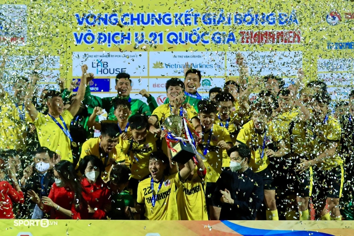 Thi đấu kiên cường, Học viện Nutifood JMG vỡ oà ăn mừng kỳ tích vô địch giải U21 quốc gia 2021 - Ảnh 14.