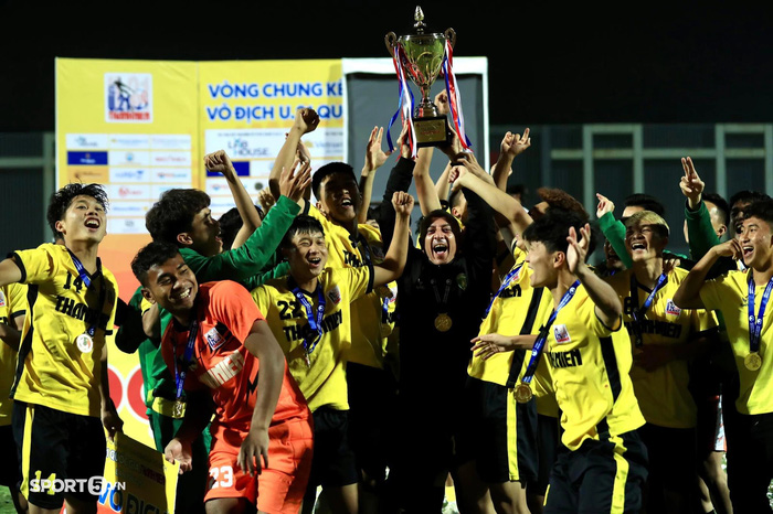 Thi đấu kiên cường, Học viện Nutifood JMG vỡ oà ăn mừng kỳ tích vô địch giải U21 quốc gia 2021 - Ảnh 15.
