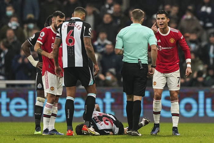 Cay cú vì MU bị dẫn trước, Ronaldo lên gối thô bạo suýt trúng mặt cầu thủ Newcastle - Ảnh 3.