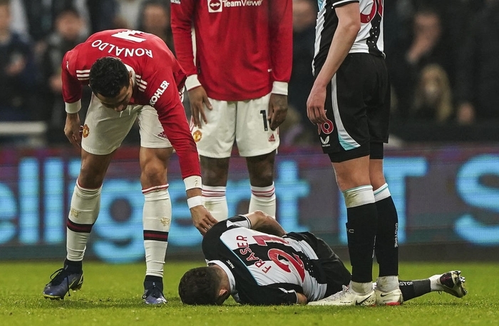 Cay cú vì MU bị dẫn trước, Ronaldo lên gối thô bạo suýt trúng mặt cầu thủ Newcastle - Ảnh 4.