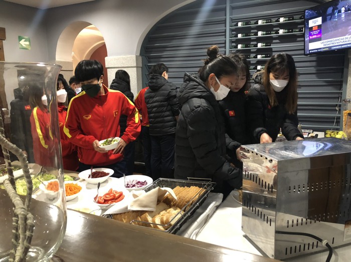 Đội tuyển nữ Việt Nam được dùng quầy buffet ở khách sạn tại Tây Ban Nha - Ảnh 2.