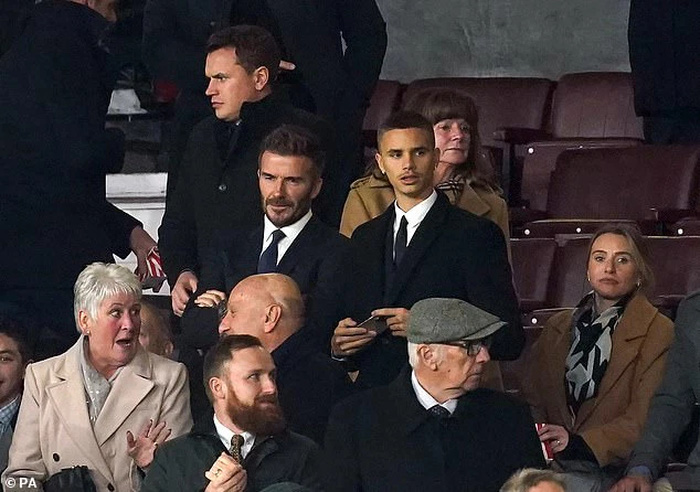David Beckham áp đảo cậu hai Romeo về nhan sắc khi tới xem MU thi đấu, fan hết hồn với vết thương như rắn cắn trên mũi - Ảnh 5.