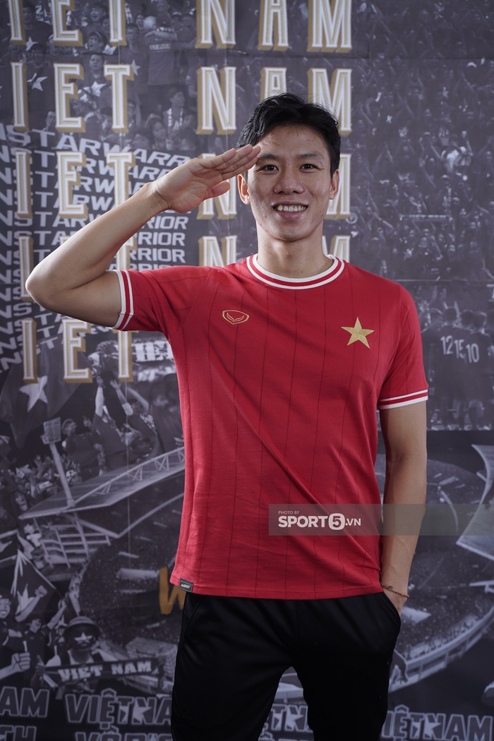 Mẫu áo đặc biệt của fan tuyển Việt Nam khiến chuyên trang thời trang thể thao thế giới chú ý - Ảnh 2.