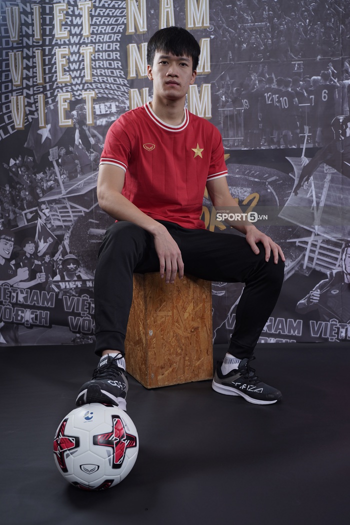 Mẫu áo đặc biệt tại AFF Cup 2020 của tuyển Việt Nam khiến trang tin thời trang thể thao hàng đầu thế giới chú ý - Ảnh 3.