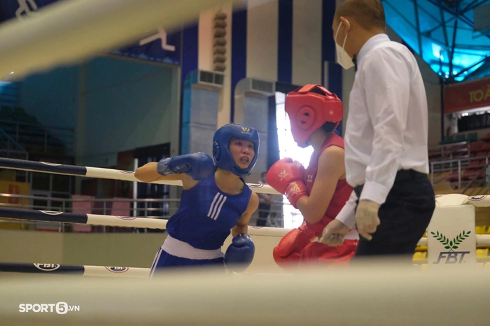 Không thi đấu, Thu Nhi có mặt trên khán đài cổ vũ đàn em tại giải vô địch boxing toàn quốc - Ảnh 5.