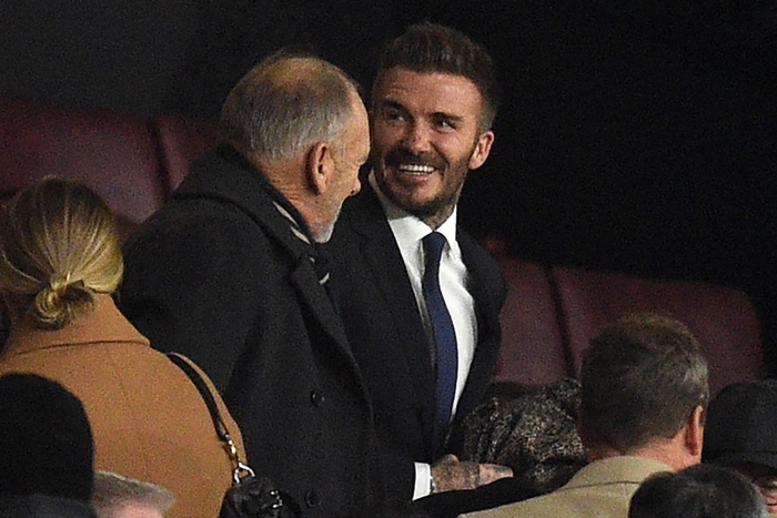 David Beckham áp đảo cậu hai Romeo về nhan sắc khi tới xem MU thi đấu, fan hết hồn với vết thương như rắn cắn trên mũi - Ảnh 4.