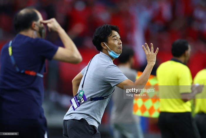 Cầu thủ tuyển Singapore ra tận sân bay tiễn HLV Tatsuma Yoshida về nước - Ảnh 2.