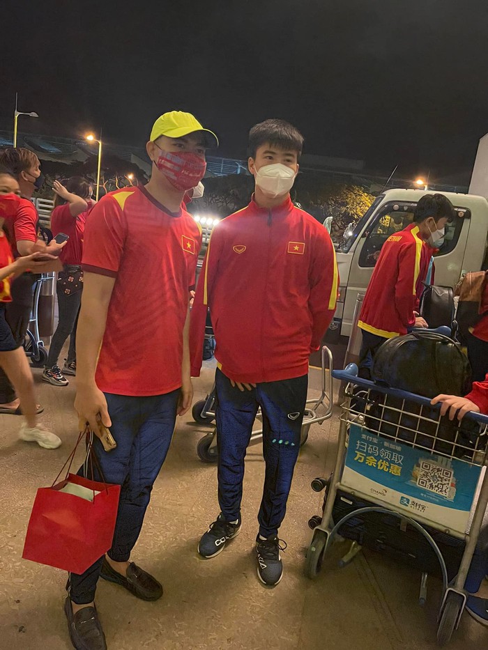 Cập nhật: ĐT Việt Nam đã đến sân bay Singapore, chuẩn bị về nước sau AFF Cup 2020 - Ảnh 1.