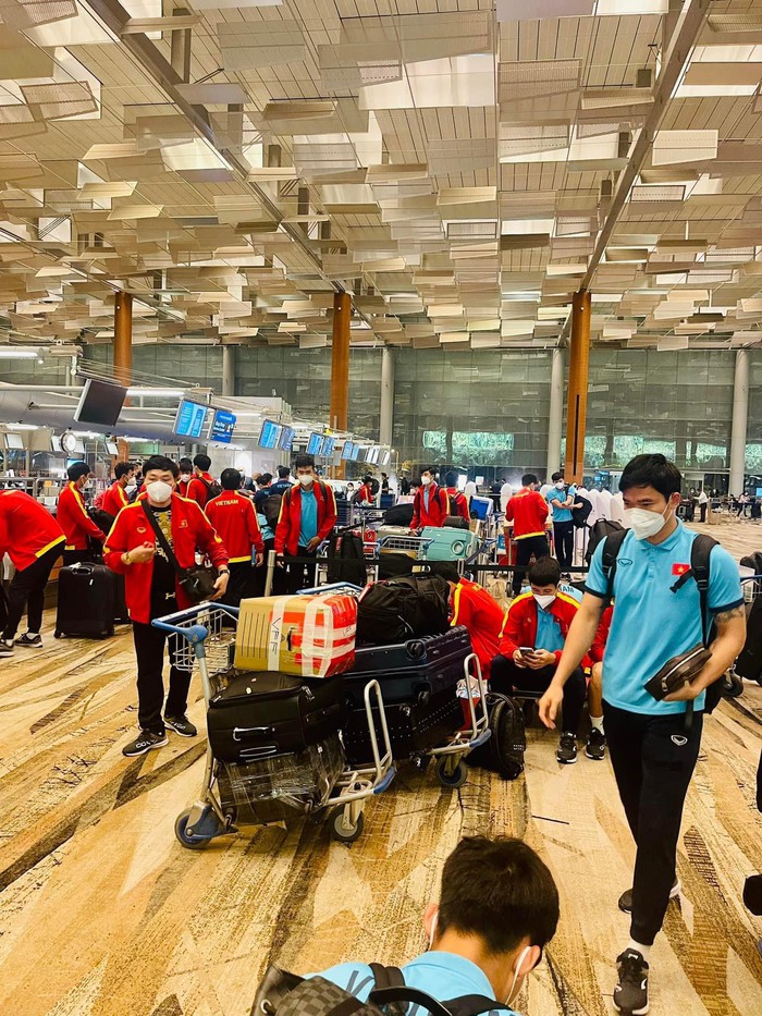 Cập nhật: ĐT Việt Nam đã đến sân bay Singapore, chuẩn bị về nước sau AFF Cup 2020 - Ảnh 1.